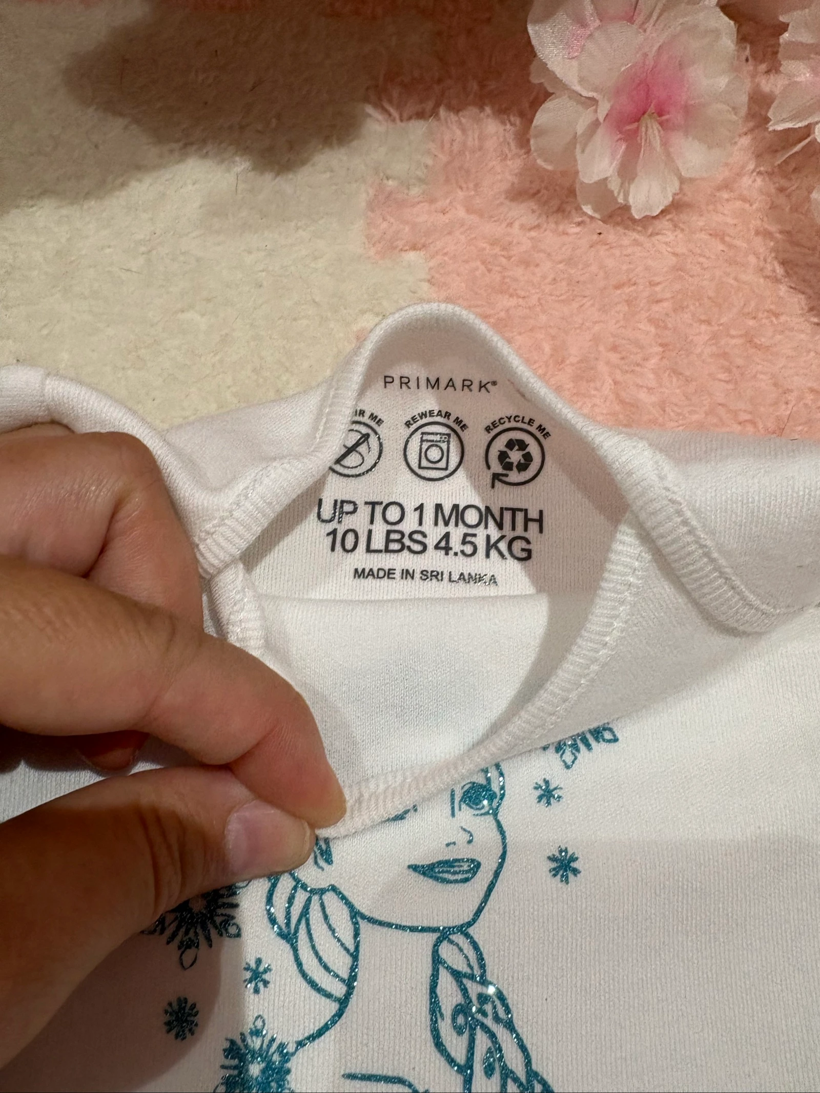 Ensemble bébé – Body + bavoir + attache tétine + bandeau + chaussettes – photo 4